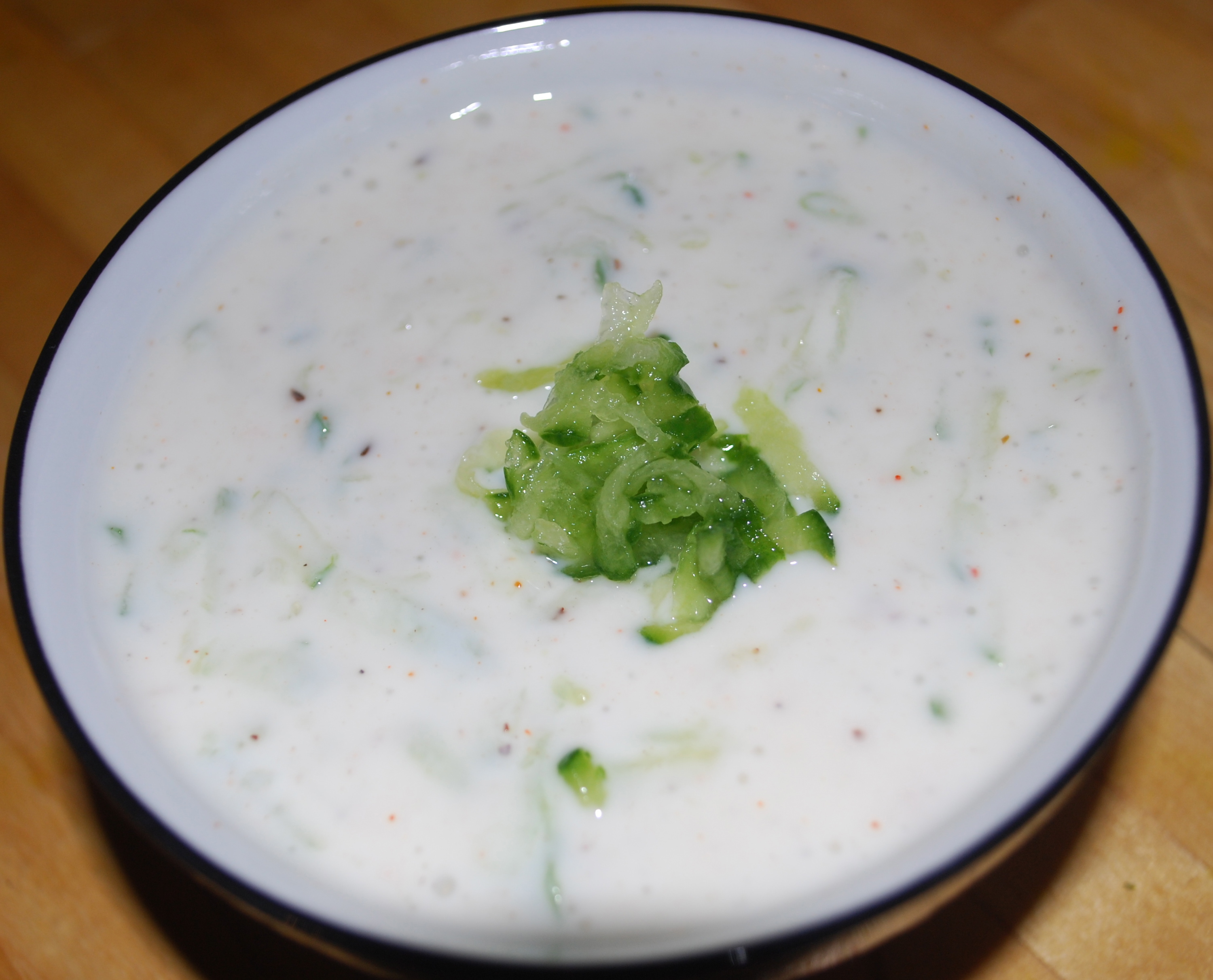 Agurk raita er en forfriskende flytende salat. Et must til indiske retter. 