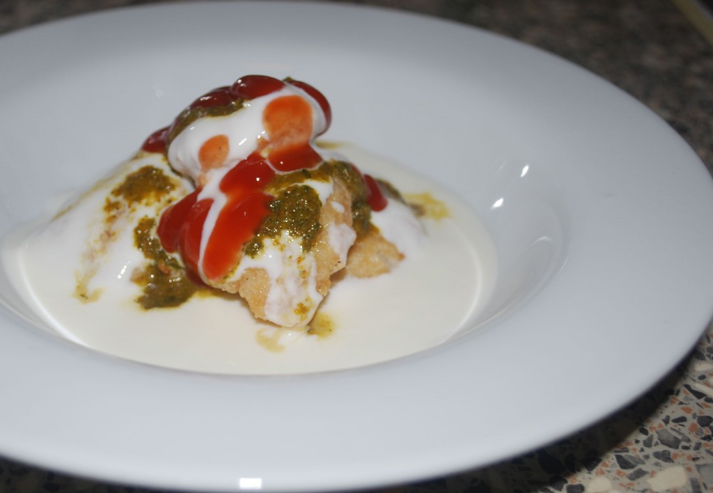 Dahi bhalle: linseboller servert med yoghurt og chutney