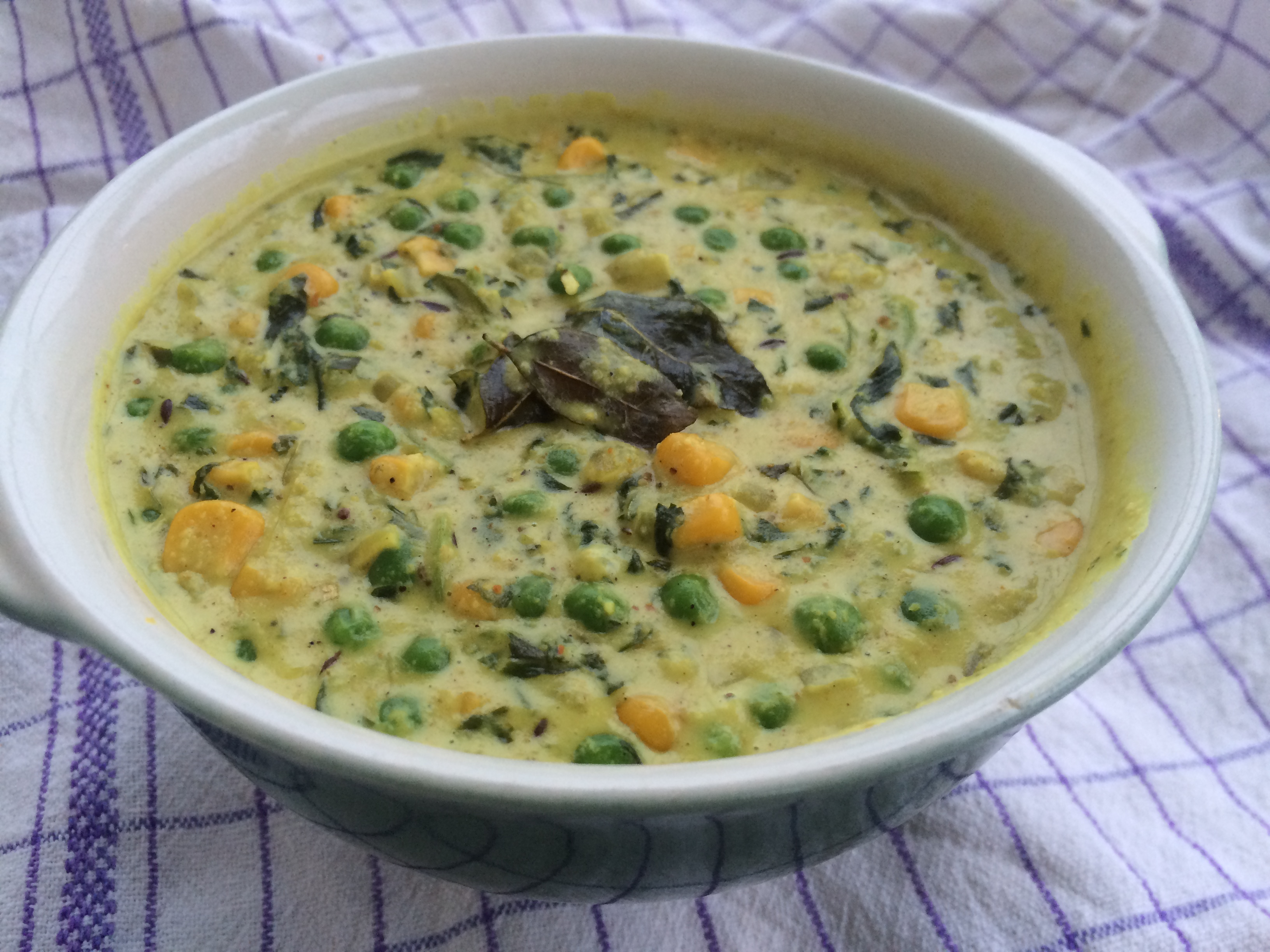 Methi makkai matar malai: Spennende og smakfull kombinasjon av erter, mais og bukkehornkløver i fløtesaus